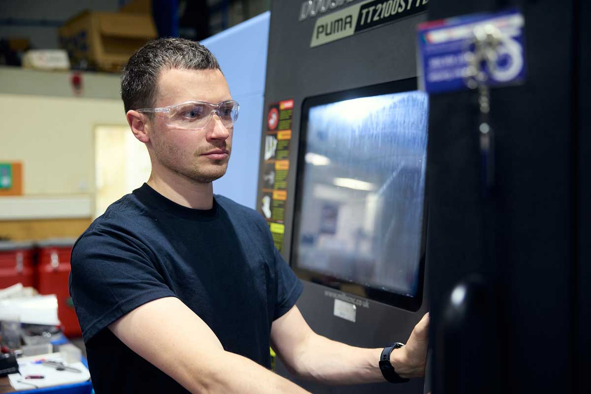Billy, one of Oracle's expert cnc turners setting up the doosan twin turret puma TT2100SYYB